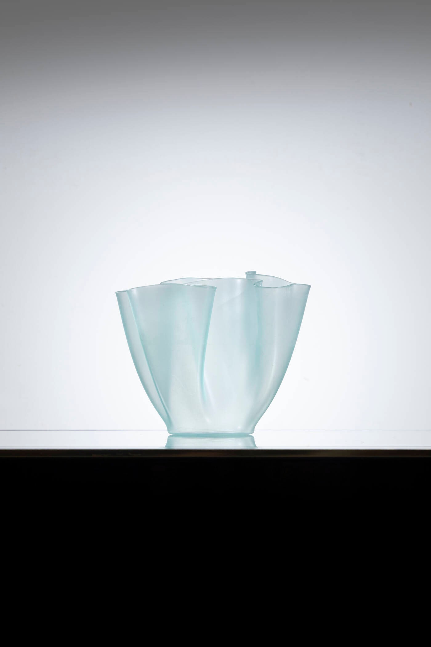 FONTANA ARTE: FONTANA ARTE Vaso mod. Cartoccio Cristallo stampato a fazzoletto. Anni '80 cm 20x28