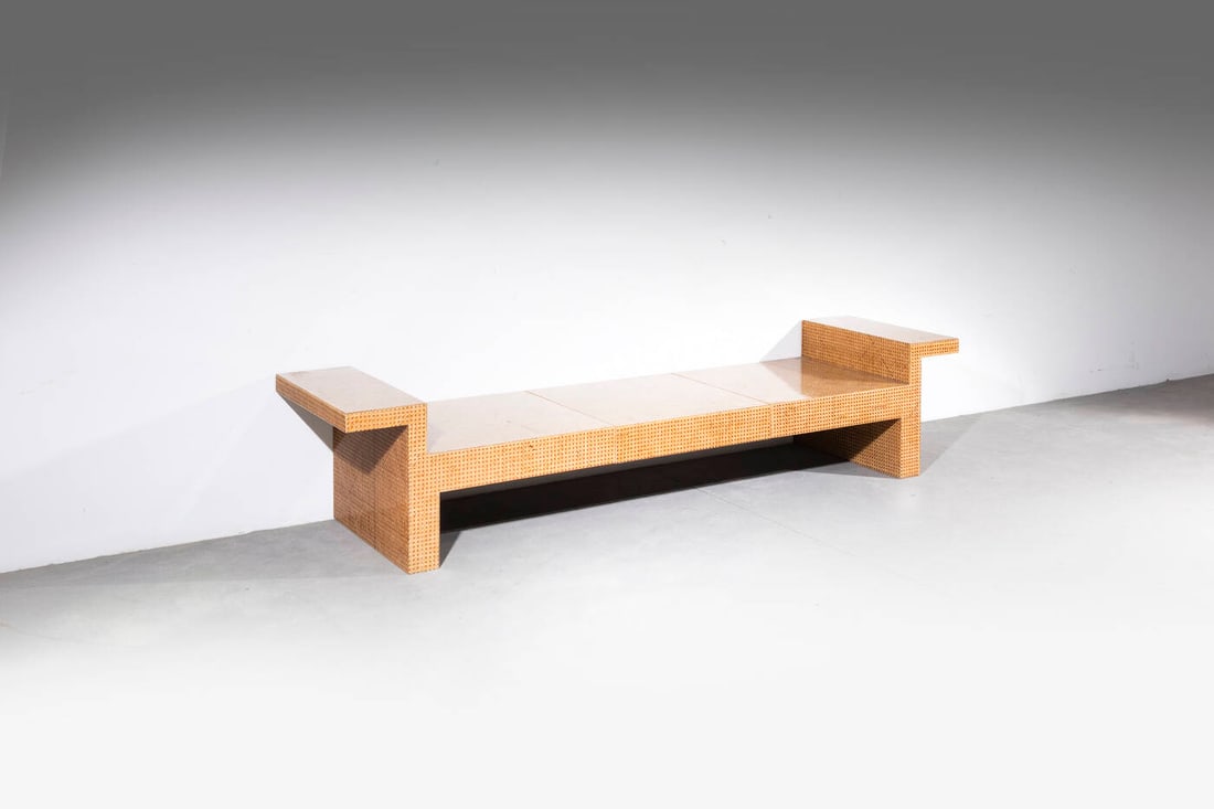 PRODUZIONE ITALIANA: PRODUZIONE ITALIANA Panca da parete Struttura in legno, rattan e plexiglass. Anni '80 cm 49x238x60,5 Difetti