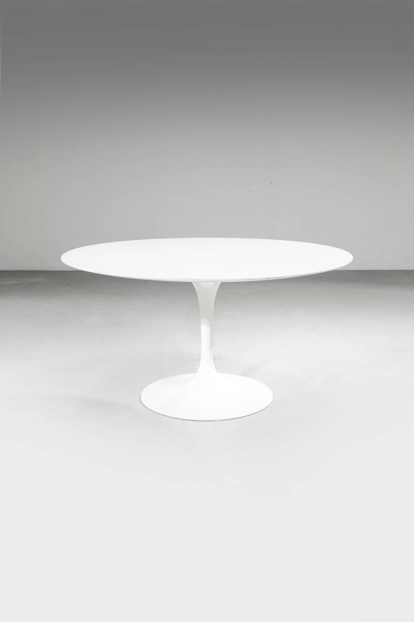 EERO SAARINEN: EERO SAARINEN Tavolo mod. Tulip Struttura in metallo verniciato, piano in laminato laccato. Anni ?80 cm 72x137,5 Difetti