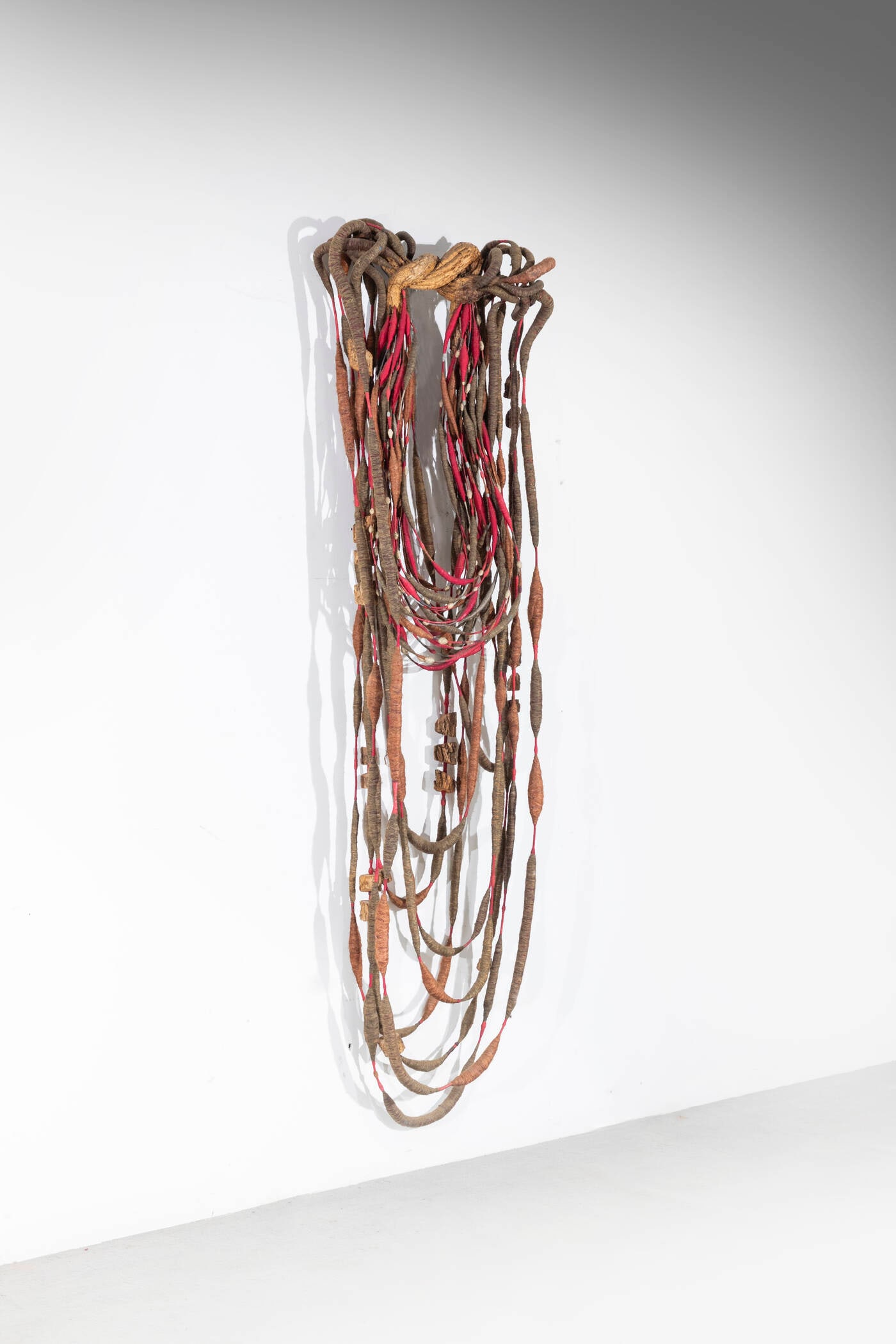 H.A LEPP: H.A LEPP Collana Scultura polimaterica da muro, particolari in legno. Anni '70 cm 200x55