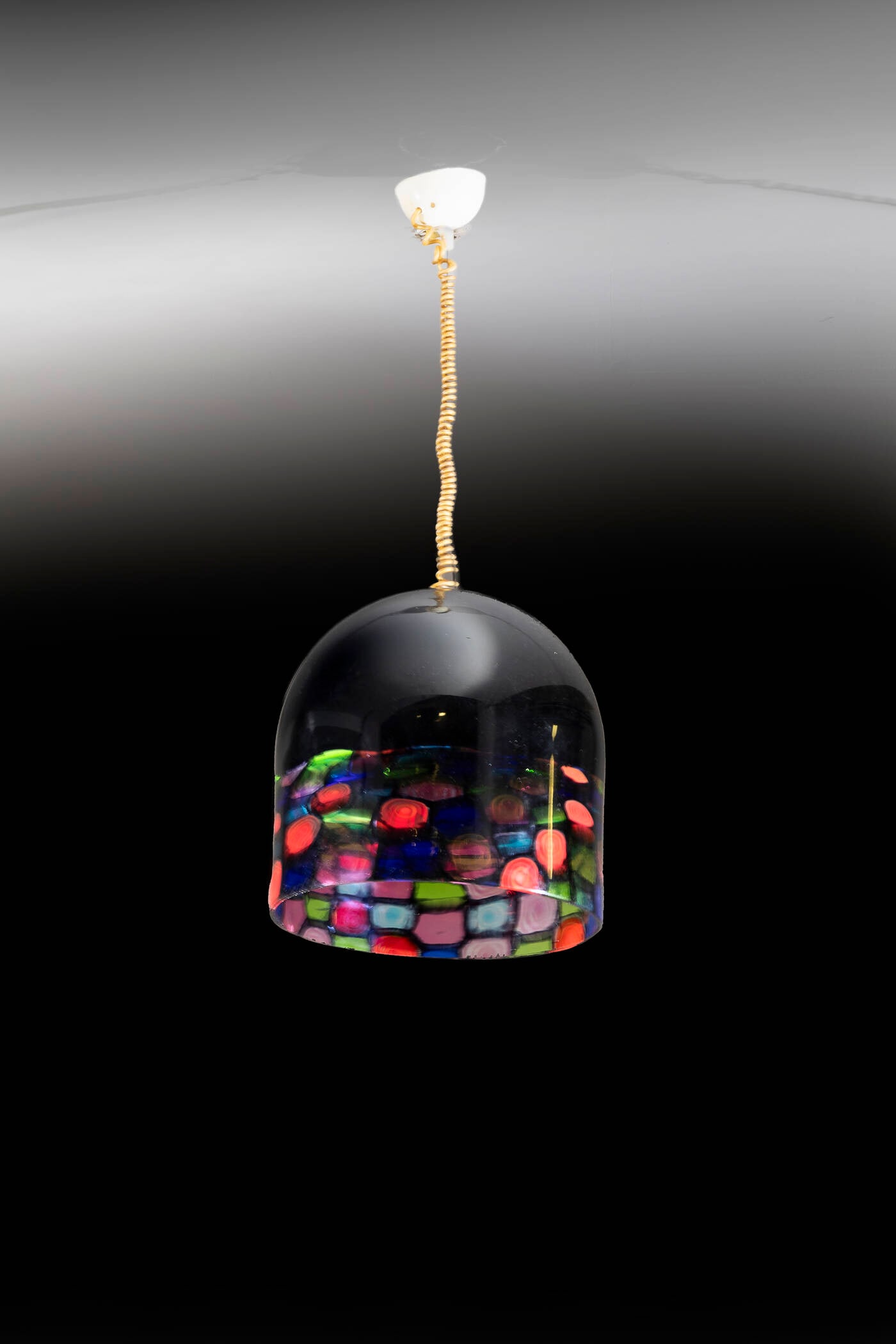 NOTI MASSARI: NOTI MASSARI Lampada a sospensione Struttura in vetro con decoro di murrine, particolari in metallo e materiale plastico. Prod. Leucos, anni '70 h cm 90x37