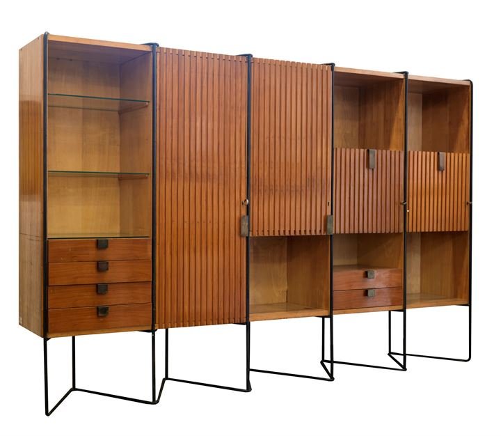 NAKAY TAICHIRO Mobile in legno di acero su struttura a: Interni in legno di mogano Prod. La Permanente mobili 1955 Etichetta GRA mod. dep. e del rivenditore Alasia C.so Vinzaglio Torino 1960 circa cm 165x257x42 Bibl.: Esperienze di design in Cantù, Centro