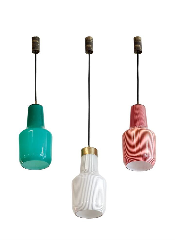 VIGNELLI MASSIMO Tre lampade a sospensione in vetro di: Prod. Venini anni '50 altezza regolabile diam cm 15 Etichetta del produttore