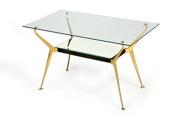 LACCA CESARE Tavolino con struttura in ottone lucido e: verniciato, pianetto inferiore in vetro specchiato, piano superiore in vetro molato. Anni ‘50 cm 45x76x46