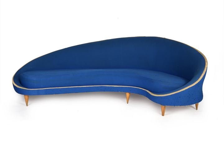 MUNARI FEDERICO Divano con struttura in legno di faggio: e imbottitura in tessuto. Anni '50cm 80x230x80