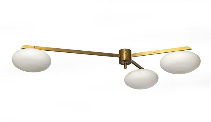 LELLI ANGELO Lampada a sospensione con struttura in: ottone e diffusori in vetro satinato.Prod. Arredoluce anni '50lung cm 120
