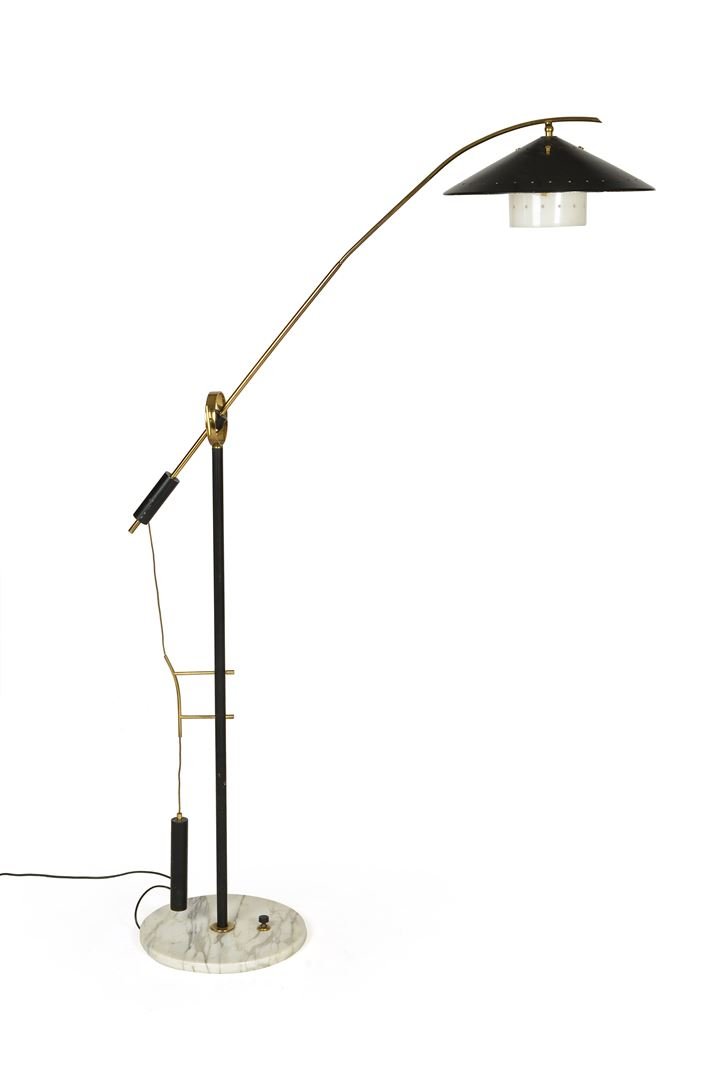 ARREDOLUCE Lampada da terra a contrappeso in ottone: lucido e metallo laccato, diffusore in perspex bianco,marmo.Prod. Arredoluce anni '50 h max cm 170, diam. diffusore nero cm 36, diam. base cm 31