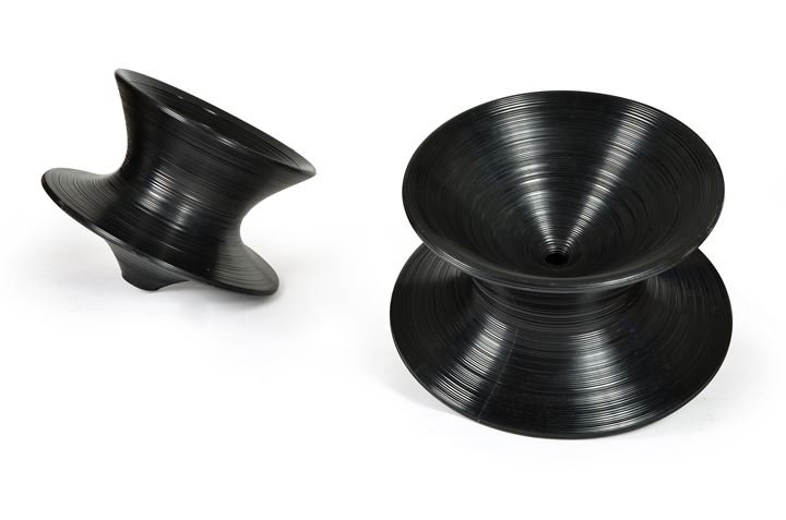 HEATHERWICK THOMAS Spun: Coppia di poltrone roteanti in polietilene stampato col metodo rotazionale. Prod. Magis 2010 h cm65 diametro cm91