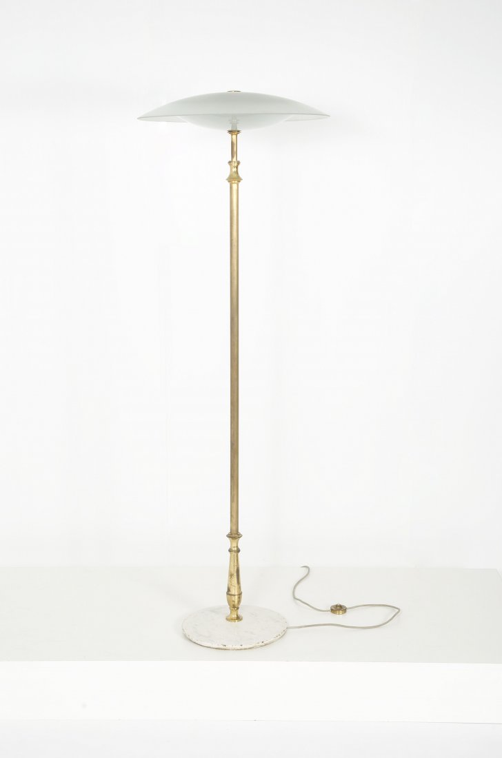 ARREDOLUCE: Lampada da terra con struttura in ottone, diffusore in vetro satinato, base in marmo.Prod. Arredoluce anni '50h cm 180