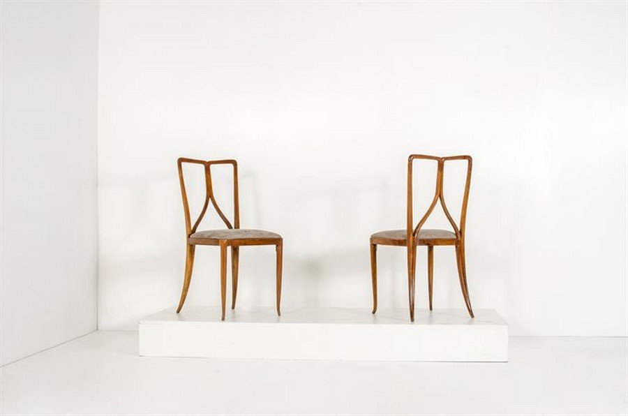 ULRICH GUGLIELMO: Coppia di sedie con struttura in legno naturale e seduta imbottita. Anni '40 cm 90x43,5x52