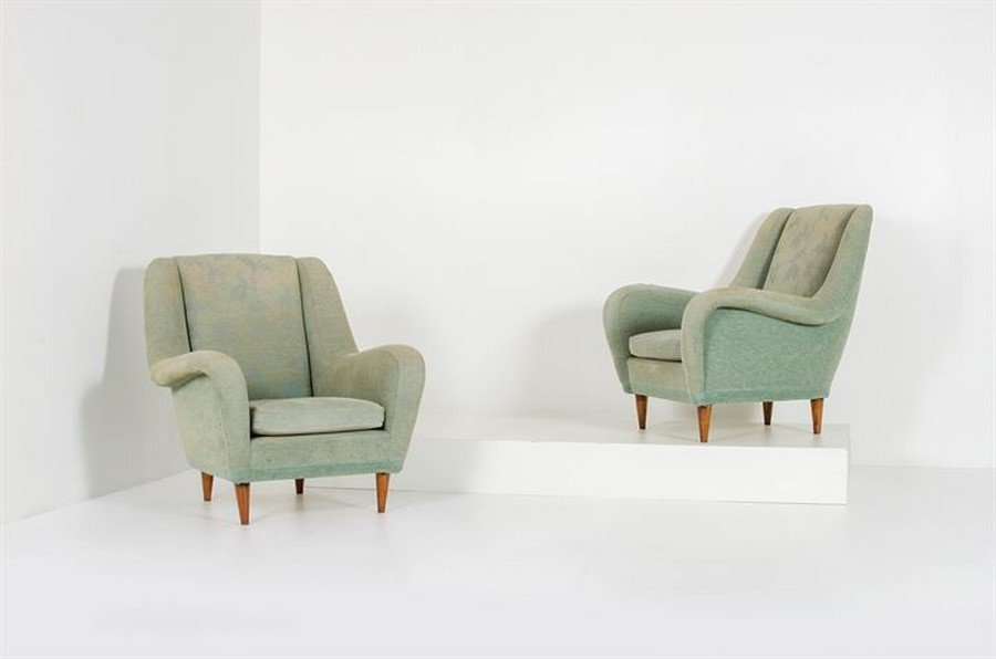 PRODUZIONE ITALIANA: Coppia di poltrone con imbottitura rivestita in tessuto, gambe coniche in legnoAnni '50cm 88x82x80