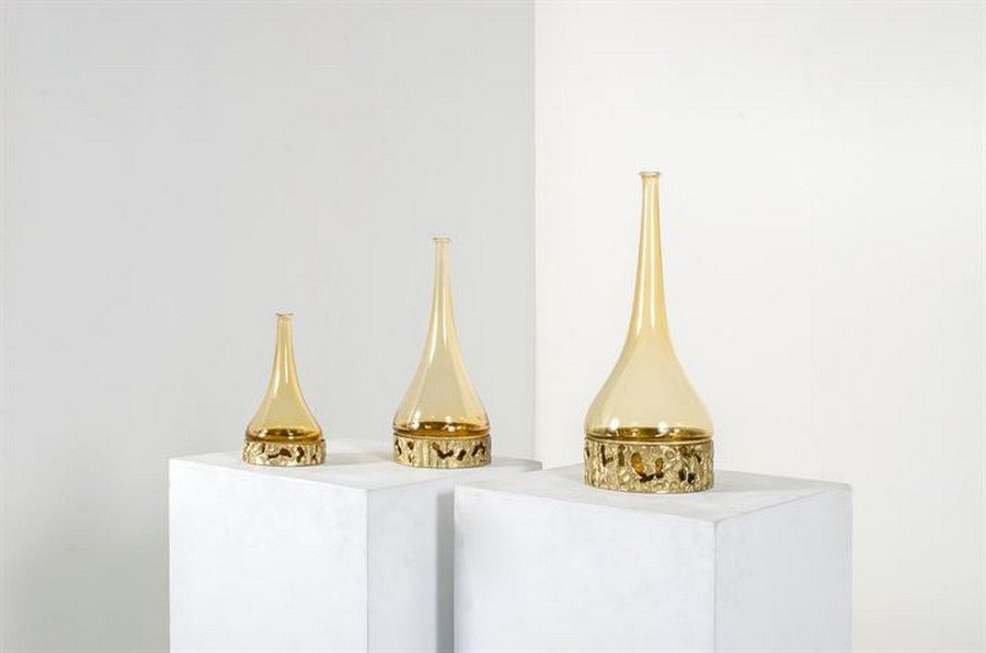 BROTTO ANGELO: Tre bottiglie in vetro ambrato con montatura in bronzo dorato.Prod. Esperia anni '60Etichetta del produttore su unarispettivamente cm 23,33,43