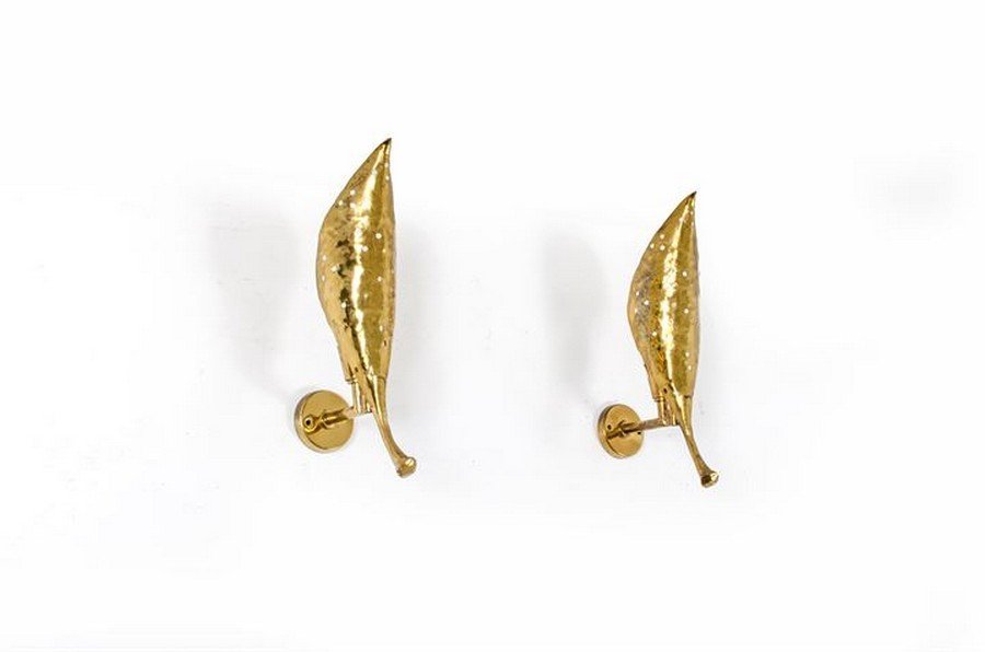 ARREDOLUCE: Coppia di lampade a parete in ottone lucido modellato a foglia.lung. cm 27,5