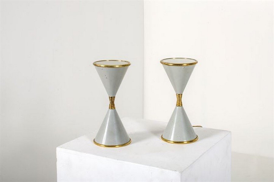 ARREDOLUCE: Coppia di lampade da tavolo a clessidra in ottone e vetro sabbiato.Prod. Arredoluce anni '60h cm 25