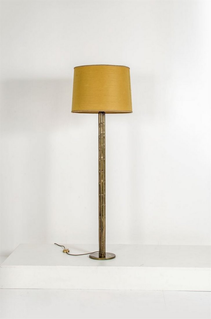 MAISON BAGUES: Lampada da terra in ottone lavorato a canne di bamboo, paralume in carta.Anni '50h cm 171