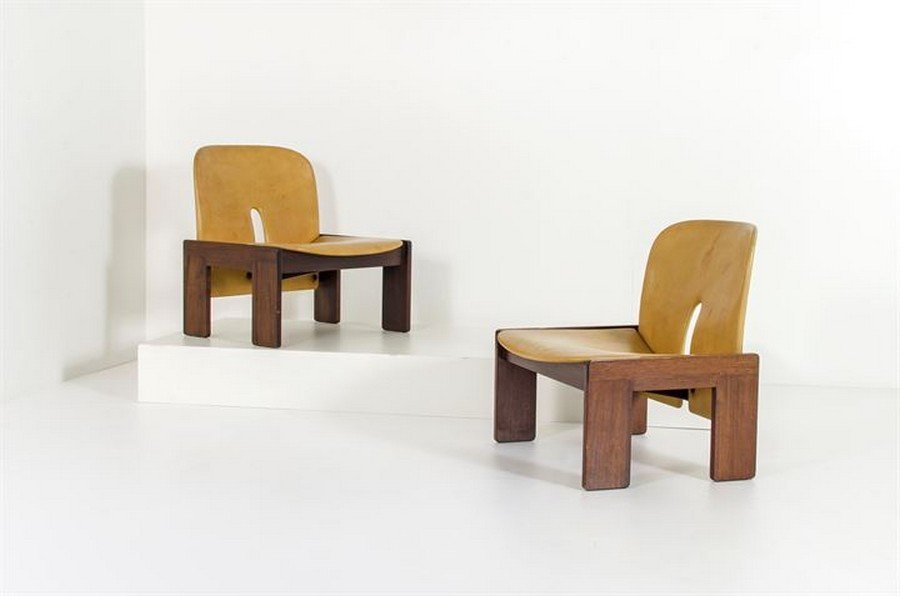 SCARPA AFRA E TOBIA_x000D_ Coppia di poltrone mod. 925: Struttura in legno, sedili e schienali in legno curvatorivestito in cuoioProduzione Cassina 1966cm 70x65x50Bibl.: - Giuliana Gramigna, "Repertorio del Design italiano 1950-2000, Allemandi, 2011, pag.