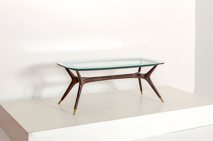 BEGA MELCHIORRE: Tavolino con struttura in legno e puntali in ottone , piano in vetro . Anni '50 cm 40x110x42