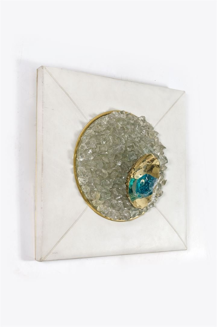 BROTTO ANGELO: Pannello decorativo retro illuminato con parte centrale costituita da elementi in vetro trasparente e colorato. Rivestimento in skai.Firmato Brotto in basso a sinistraProd. Esperia anni '70cm 80x80