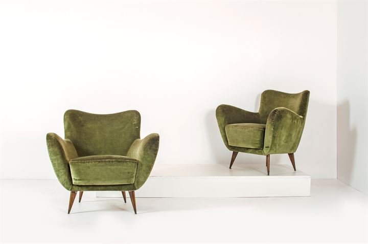 VERONESI GUGLIELMO: Coppia di poltrone con struttura in legno rivestita in velluto imbottito, terminali in ottone. Prod. ISA anni '50 cm 80x87x70