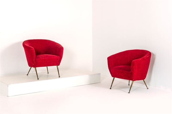 PRODUZIONE ITALIANA: Coppia di poltrone in velluto imbottito supporti in ottone lucidato . Anni '50cm 74x67x69