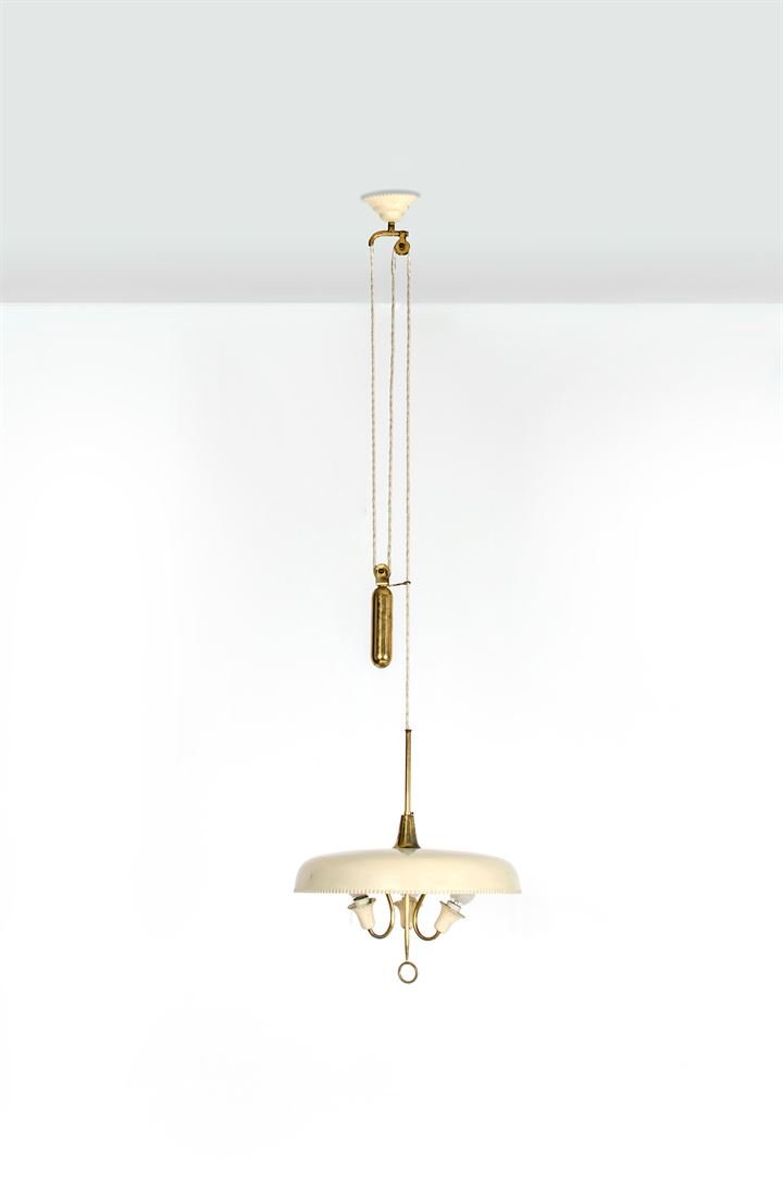 PRODUZIONE ITALIANA: Lampadario in ottone lucido e lamiera laccata . Anni '50 Altezza variabile diam cm 40