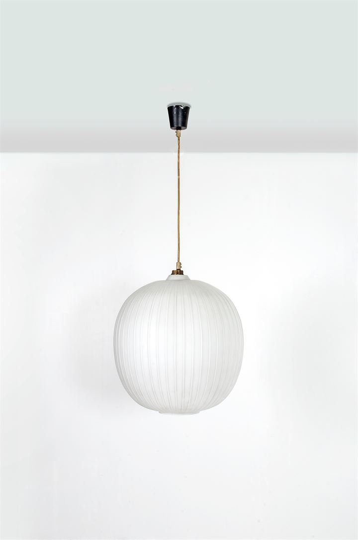 PRODUZIONE ITALIANA: Lampadario in vetro satinato , metallo laccato. Anni '50 cm 100x40