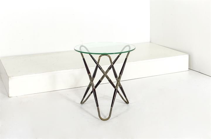 PRODUZIONE ITALIANA: Tavolino trepiede con struttura in legno e giunture in ottone . Anni '50 cm 52x50