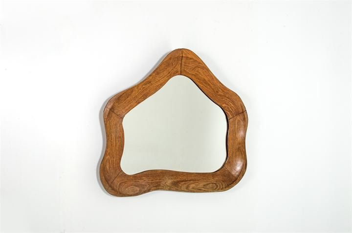 PRODUZIONE ITALIANA: Specchiera con cornice in legno sagomato. Anni '60 cm 68x76