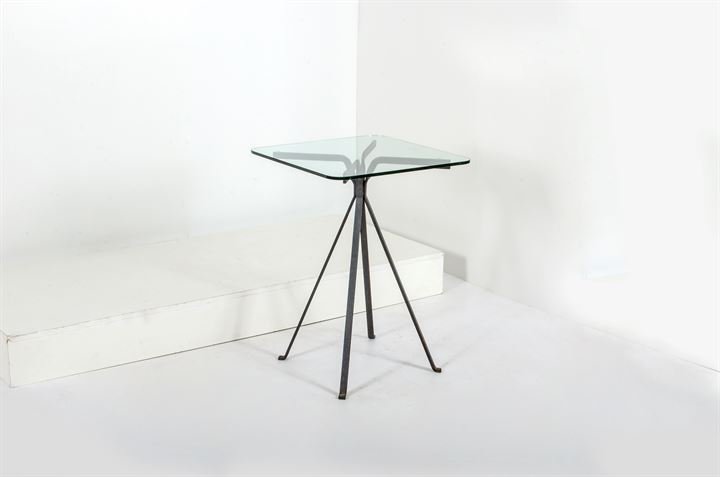 MARI ENZO: Tavolo basso mod. Cuginetto, piano in cristallo su struttura in profilato di ferro.Prod. Driade, 1974Cm 82 x cm 60 x cm 60 Bibl.: G. Gramigna, Repertorio del design italiano per l'arredamento domestic