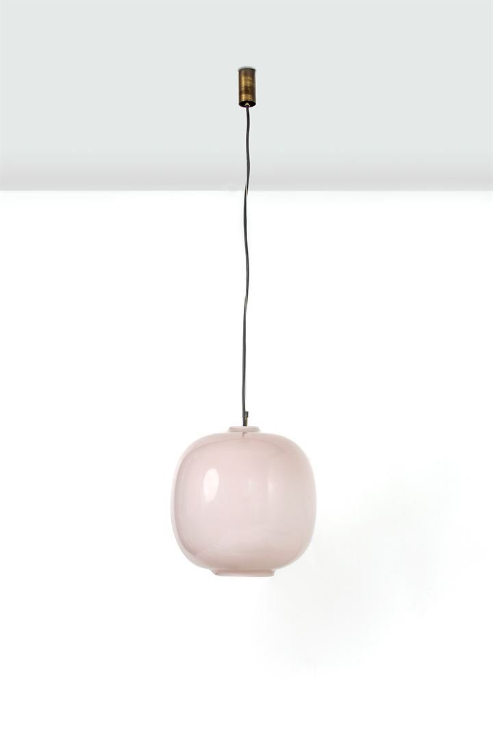 VENINI: Lampada a sospensione in vetro soffiato incamiciato lattimo. Prod. Venini, anni '60 h cm 32