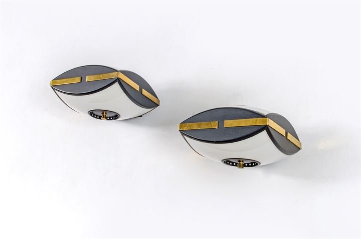 STILUX: Coppia di appliques , struttura in metallo laccato ottone diffusori in metacrialto, Etichetta del produttore . Anni '50cm 22x25