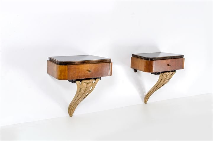 PRODUZIONE ITALIANA: Coppia di comodini pensili in legno di noce impiallacciato e legno verniciato, piano in vetro. Anni '60 cm 54x51x53