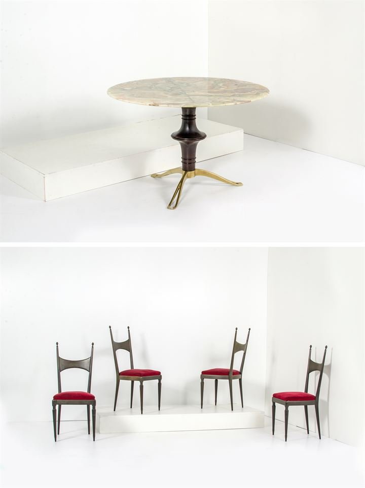 POZZI E VERGA: Quattro sedie in legno verniciato e sedili imbottiti rivesti in velluto; tavolo con piano in onice verde del Pakistan, gambo centrale in legno verniciato terminante con tripode in ottone.Anni '50sedie