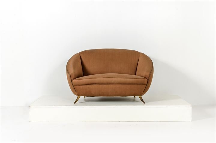 VERONESI GUGLIELMO: Divano in tessuto imbottito, sostegni in ottone lucido . Prod. Isa anni '50 cm 70x115x80