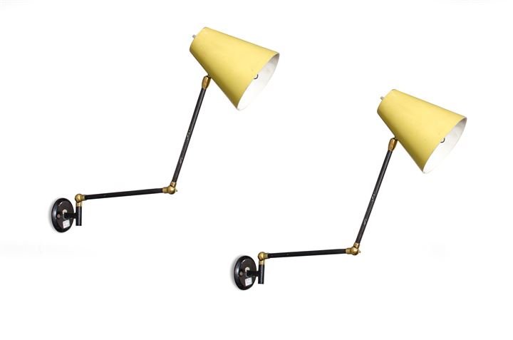 STILUX: Coppia di lampade a muro in ottone e metallo verniciato.Anni '50Etichetta del produttore all'interno del diffusorelung cm 63