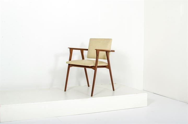 ALBINI FRANCO, nello stile di_x000D_ Sedia mod.Luisa: Struttura in legno di noce, sedile e schienale imbottiti in gommapiuma rivestita in pelle. Prod. Knoll anni '60 cm 76x56x58
