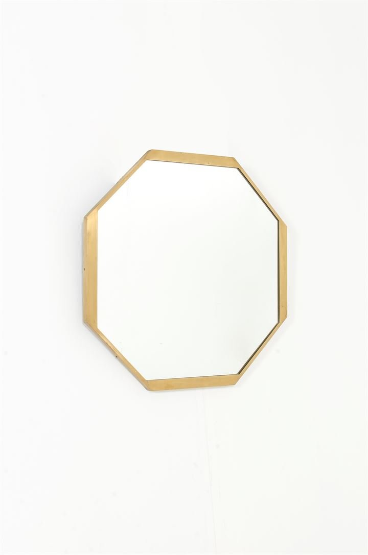 PRODUZIONE ITALIANA: Specchiera ottagonale con cornice in ottone. Anni '50 cm 66x65,5