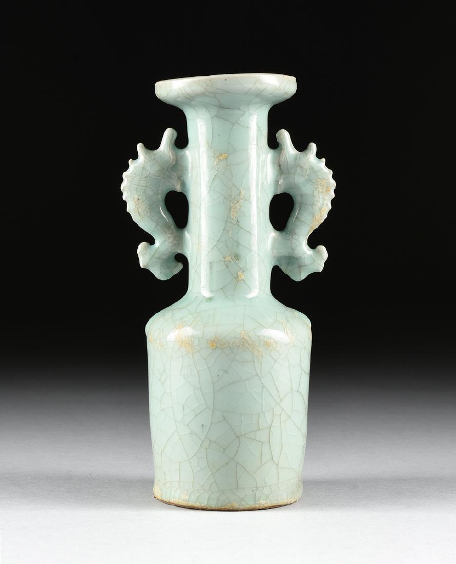 A CHINESE SUNG STYLE GLAZED CELADON WARE VASE, REPUBLIC (1 of 8)