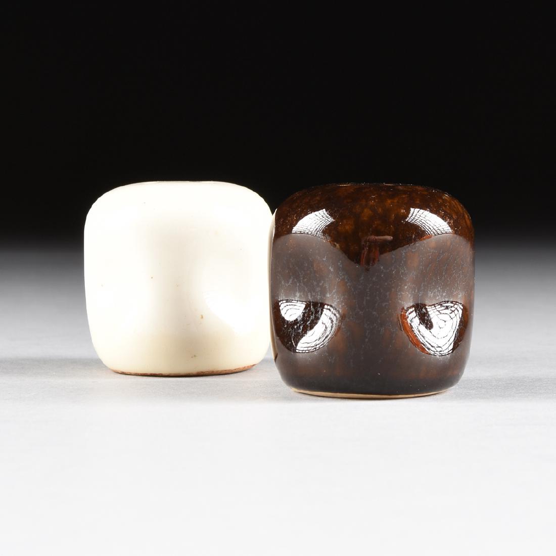 A PAIR OF RUSSEL WRIGHT (American, 1904-1976) "AMERICAN: A PAIR OF RUSSEL WRIGHT (American, 1904-1976) "AMERICAN MODERN" SALT SHAKERS, FOR STEUBENVILLE POTTERY CO., STEUBENVILLE, OHIO, DESIGNED 1939, of pinched form, one example with Black Chutney glaze and