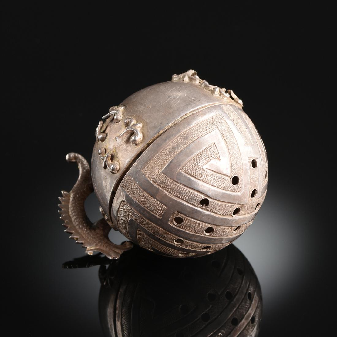 A CHINESE EXPORT SILVER DRAGON HANDLED TEA BALL, EARLY (1 of 4)
