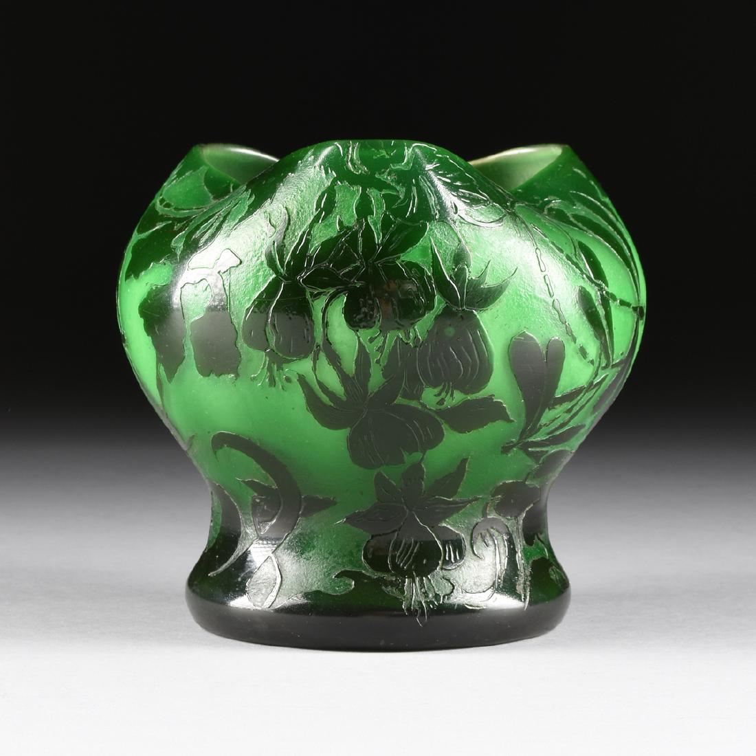 A FRENCH ART NOUVEAU STYLE ACID ETCHED CAMEO GLASS (1 of 8)