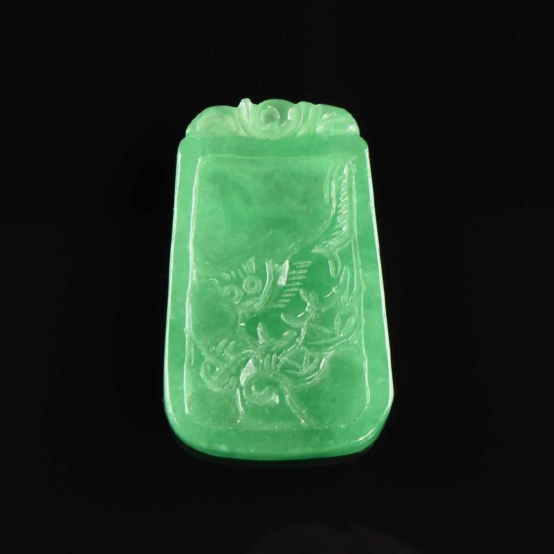AN ART DECO APPLE GREEN JADE PENDANT, CHINESE REPUBLIC (1 of 2)