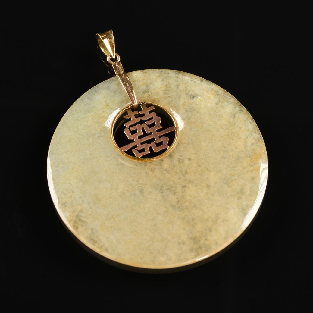 A VINTAGE CHINESE 14K YELLOW GOLD LIGHT GREEN JADE DISC (1 of 2)
