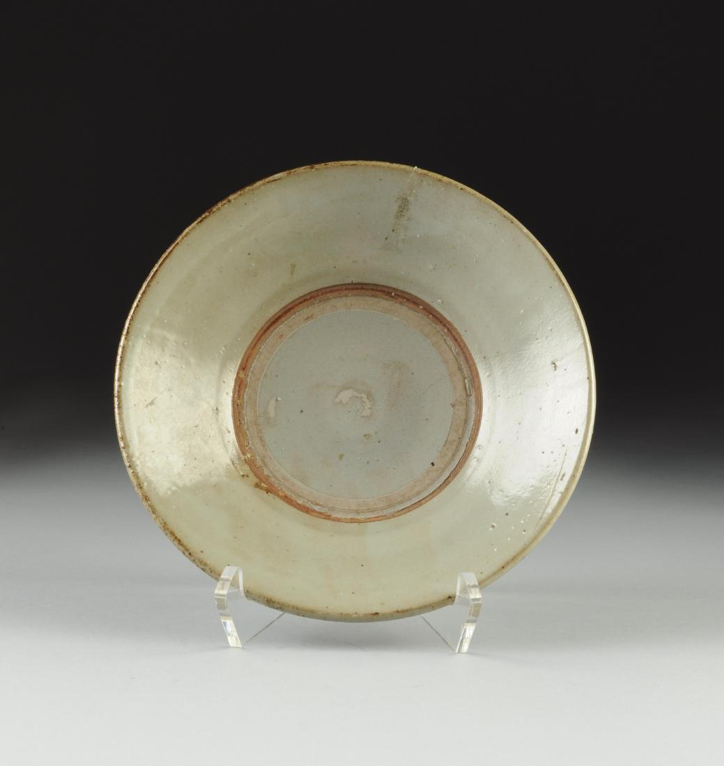 A CHINESE CELADON GLAZED DISH, MING DYNASTY, CIRCA (1 of 5)