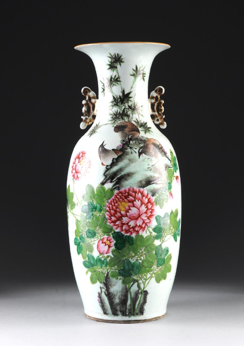 A VINTAGE CHINESE FAMILLE ROSE PORCELAIN VASE, REPUBLIC (1 of 2)