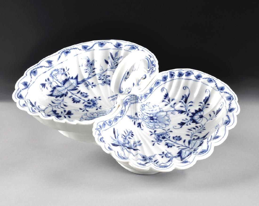 A MEISSEN BLUE ONION  SWEETMEAT SHELL FORM DISH, BLUE (1 of 1)