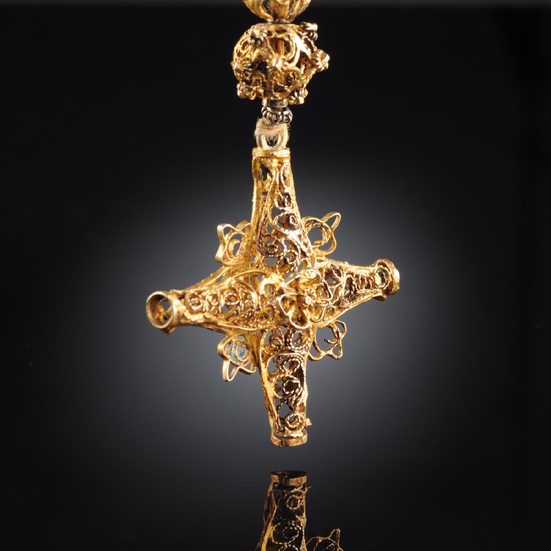 A VICTORIAN SILVER GILT CRUCIFIX FORM PENDANT NECKLACE (1 of 2)