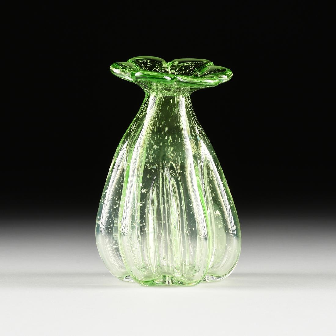 A VINTAGE ITALIAN MURANO STYLE APPLE GREEN BUBBLE GLASS (1 of 7)