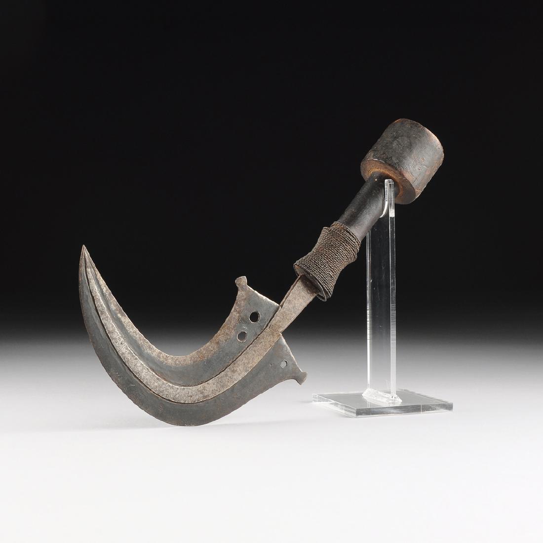 A MANGBETU IRON AND WOOD CEREMONIAL KNIFE, DEMOCRATIC (1 of 10)