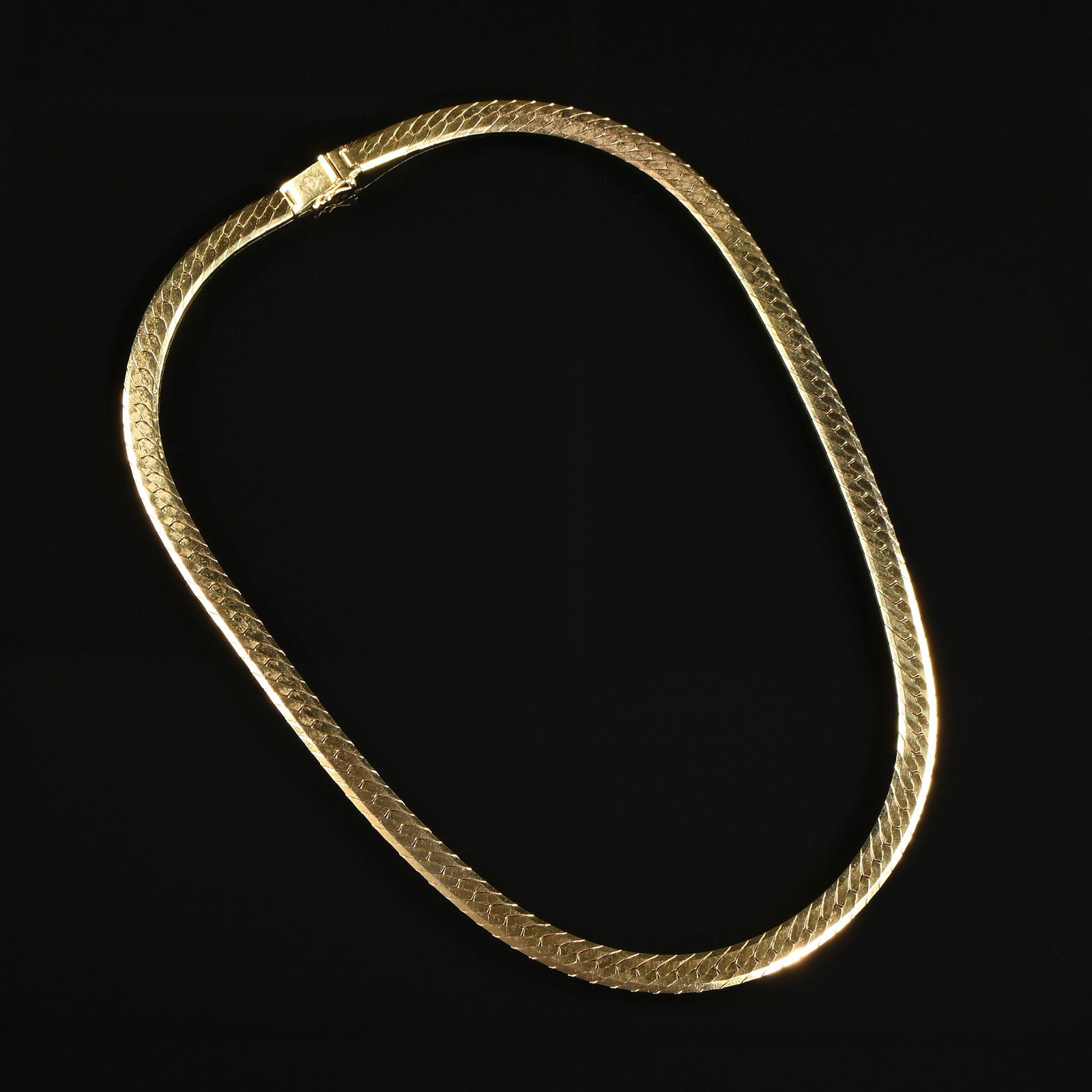 AN ITALIAN 18K YELLOW GOLD NECKLACE, (1 of 2)